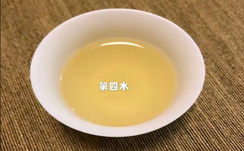 古方草代用茶第四次续水后浅金清亮的水色
