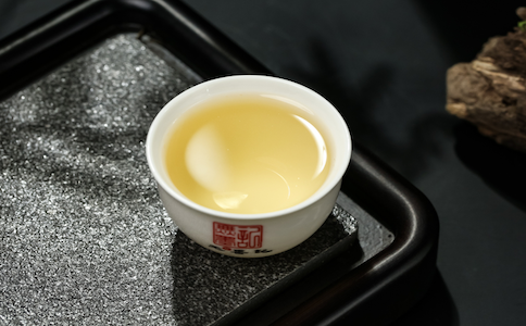 用古方草代用茶自制的不加糖清润草本奶茶