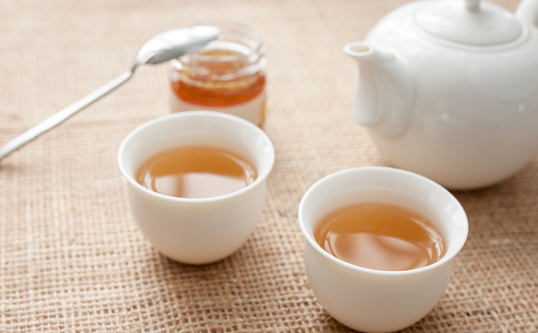 温水与沸水冲泡古方草代用茶汤色浓淡对比