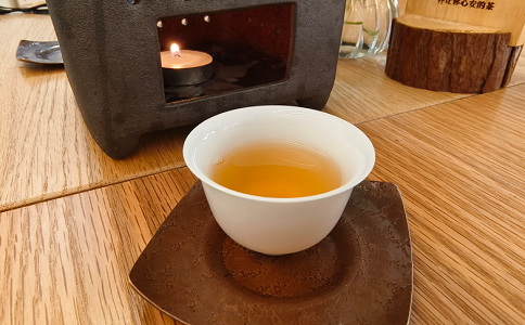 冲泡后透光清亮的琥珀色古方草代用茶汤